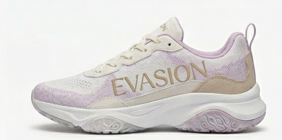 Sneaker EVASION blanche à empiècements lilas et beige, semelle épaisse, vue de profil.