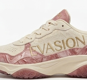 Sneaker EVASION beige à imprimé marbré rose, semelle épaisse, vue de profil.
